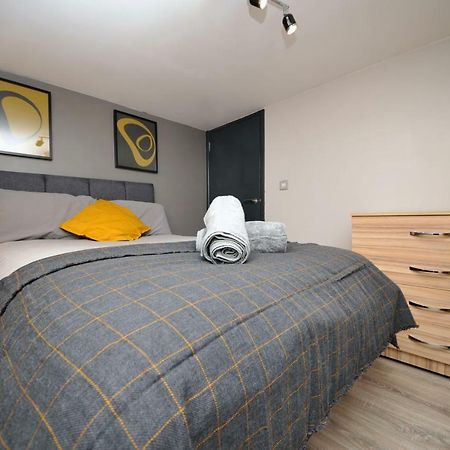Stone'S Throw City Centre - Tv In Every Bedroom! Σουόνσι Εξωτερικό φωτογραφία