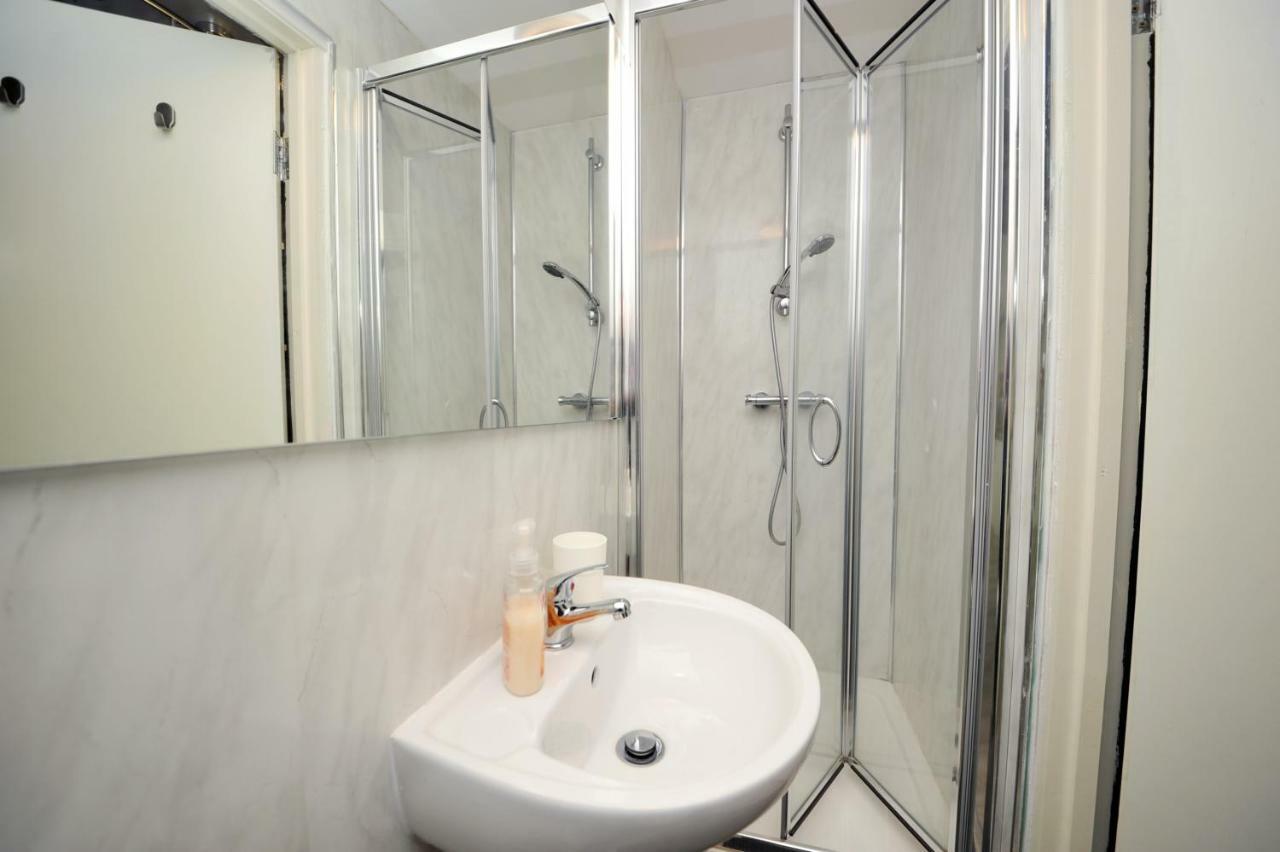 Stone'S Throw City Centre - Tv In Every Bedroom! Σουόνσι Εξωτερικό φωτογραφία